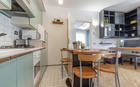 Fano Lighthouse: Countertop, Cabinetry, Ejendom, Bord, Køkken, Træ, Køkken Apparat, Indretning, Arkitektur, Etage