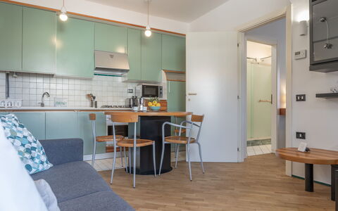 Fano Lighthouse: Bord, Ejendom, Bygning, Møbel, Cabinetry, Reoler, Indretning, Hylde, Træ, Reol