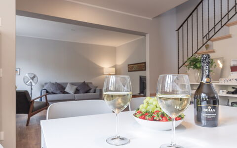 Casa Del Porto: Møbel, Bord, Ejendom, Bordservice, Drinkware, Glasservice, Indretning, Vinglas, Barware, Tallerkner