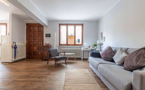 Casa Del Porto: Møbel, Vindue, Træ, Stueplante, Etage, Komfort, Gulvbelægning, Bygning, Couch