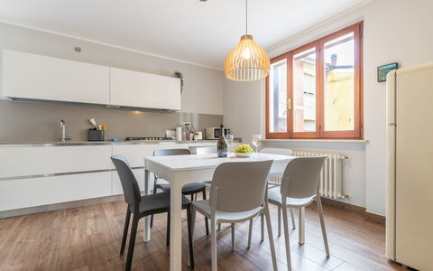Casa Del Porto: Møbel, Bord, Countertop, Cabinetry, Stol, Træ, Køkken, Indretning, Gulvbelægning, Vindue
