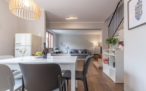 Casa Del Porto: Møbel, Ejendom, Bord, Cabinetry, Stol, Indretning, Træ, Belysning, Gulvbelægning