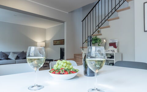 Casa Del Porto: Bord, Bordservice, Møbel, Mad, Ejendom, Glasservice, Drinkware, Tallerkner, Vinglas, Textile