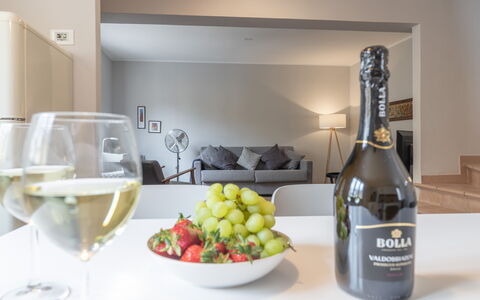 Casa Del Porto: Mad, Bordservice, Flaske, Tallerkner, Countertop, Ingrediens, Alkoholholdig Drik, Barware, Vin