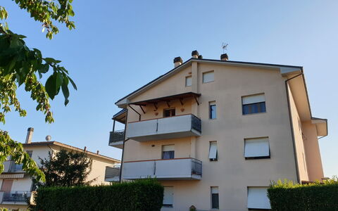 L'attico Di Castelfidardo: Himmel, Plante, Bygning, Vindue, Hus, Urban Design, Boligområde, Facade, Træ, Ejerlejlighed