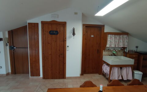L'attico Di Castelfidardo: Ejendom, Cabinetry, Bord, Bygning, Dør, Træ, Belysning, Hus, Indretning
