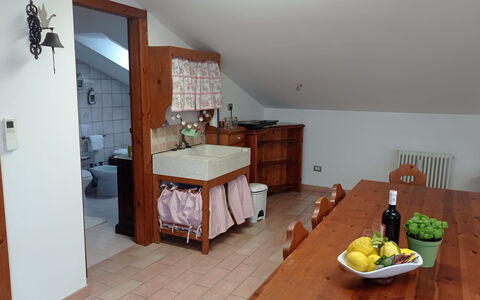 L'attico Di Castelfidardo: Bord, Cabinetry, Møbel, Bygning, Mad, Bordservice, Skuffe, Træ, Kommode, Indretning