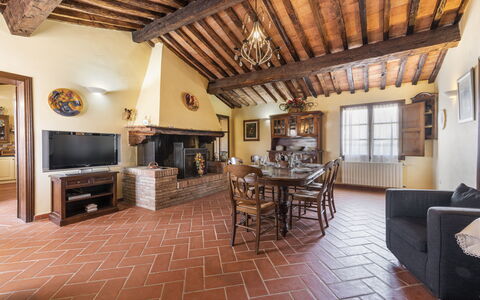 Villa Cevoli: Møbel, Billedramme, Ejendom, Bord, Couch, Træ, Vindue, Stol, Stue, Indretning