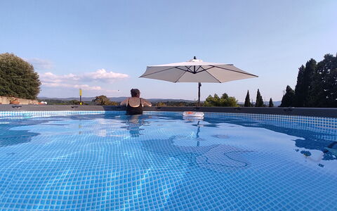 Villa La Cicogna Tuscany: Vand, Himmel, Bygning, Svømmepøl, Paraply, Azure, Træ, Skygge, Udendørs Møbler, Fritid