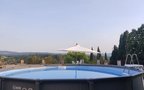 Villa La Cicogna Tuscany: Himmel, Bygning, Svømmepøl, Træ, Skygge, Vand, Udendørs Møbler, Fritid, Rektangel, Tag