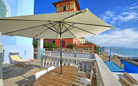 Casa Riva: Himmel, Bygning, Ejendom, Vand, Sky, Blå, Skygge, Azure, Vindue, Belysning