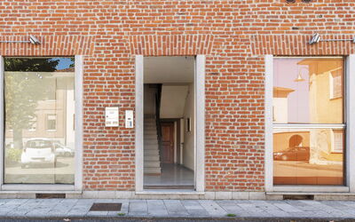 Magia & Miracoli Suite Apartments: Vindue, Bygning, Dør, Træ, Murværk, Orange, Arkitektur, Indretning, Vejbelægning, Mursten