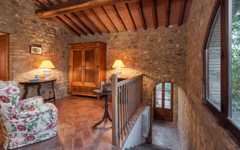 Borgo Al Castello: Møbel, Bygning, Vindue, Billedramme, Træ, Bjælke, Etage, Træ, Bejdse, Hårdttræ