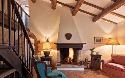 Casa Loggia: Træ, Indretning, Belysning, Stue, Billedramme, Etage, Bygning, Couch, Lampe, Bjælke