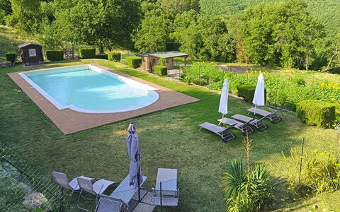 La Casa nel Borgo: Bakke, Svømmepøl, Bjergkæde, Udendørs Møbler, Eco Hotel, Flise, Udvej, Kam, Landscaping, Tropics