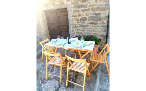 La Casa nel Borgo: Bord, Ejendom, Udendørs Bord, Stol, Azure, Rektangel, Udendørs Møbler, Træ, Køkken & Spisebord, Bygning