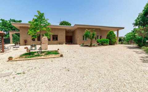 Villa Elpidio: Bygning, Himmel, Plante, Træ, Hus, Land Lot, Skygge, Vegetationen, Vindue, Landskab