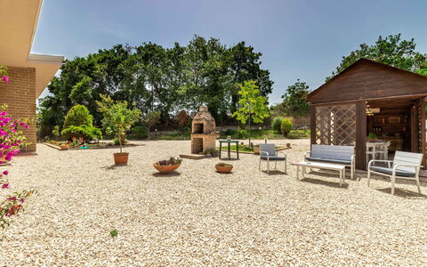 Villa Elpidio: Plante, Himmel, Bygning, Træ, Land Lot, Skygge, Hus, Græs, Ejendom, Fritid