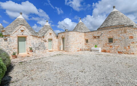 Trullo Ulivo: Sky, Himmel, Plante, Bygning, Vindue, Landskab, Hus, Græs, Facade, Stenmur