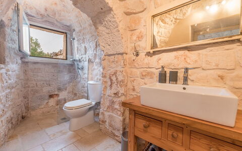 Trullo Ulivo: Brun, Spejl, Ejendom, Tap, Sanitærarmatur, Badeværelsesskab, Håndvask, Badeværelse, Badeværelsesvask, Bygning