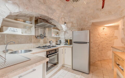 Trullo Ulivo: Cabinetry, Ejendom, Countertop, Møbel, Håndvask, Bygning, Træ, Køkken, Tap, Belysning