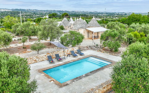 Trullo Ulivo: Vand, Himmel, Plante, Ejendom, Sky, Bygning, Svømmepøl, Azure, Natur, Træ