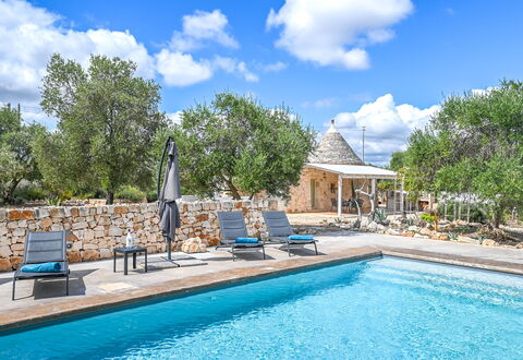 Trullo Ulivo: Vand, Sky, Plante, Himmel, Ejendom, Møbel, Svømmepøl, Blå, Azure, Træ