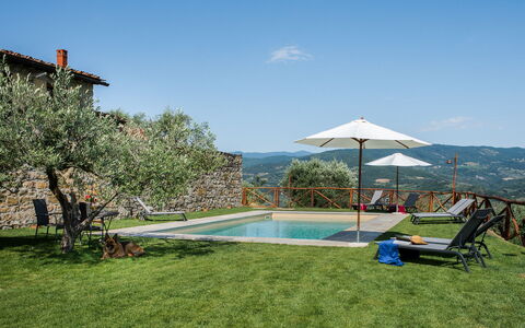 Casa San Piero: Vand, Himmel, Plante, Svømmepøl, Skygge, Udendørs Møbler, Træ, Paraply, Fritid, Bygning