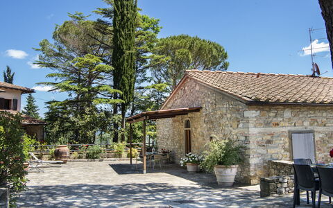 Casa San Piero: Plante, Himmel, Bygning, Ejendom, Vindue, Sky, Træ, Land Lot, Hus, Vejbelægning