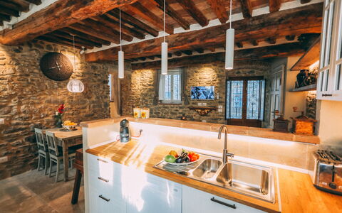 Casa San Valentino: Ejendom, Møbel, Countertop, Cabinetry, Håndvask, Træ, Køkkenvask, Vindue, Bygning, Bord