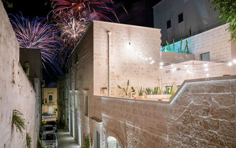 B&b Vico Bianco: Bygning, Lys, Belysning, Plante, Facade, Urban Design, Vindue, Træ, City