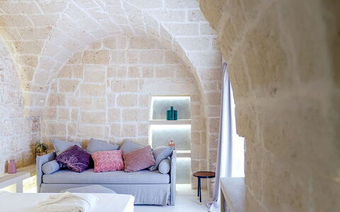 B&b Vico Bianco: Komfort, Træ, Bygning, Arkitektur, Purple, Indretning, Etage, Gulvbelægning, Bed Frame, Stue