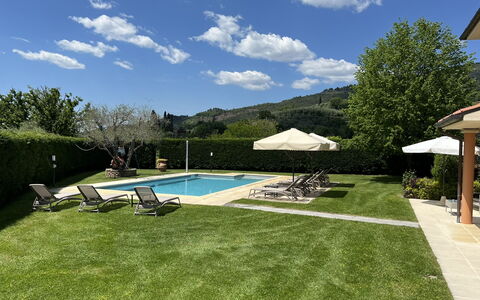 Villino Setteponti: Sky, Himmel, Svømmepøl, Vand, Plante, Paraply, Udendørs Møbler, Skygge, Land Lot, Træ