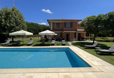 Villino Setteponti: Plante, Himmel, Ejendom, Vand, Svømmepøl, Bygning, Azure, Skygge, Sky, Græs