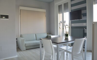 Pavia Tower: Møbel, Ejendom, Couch, Bord, Bygning, Stol, Træ, Window Blind, Indretning, Vindue