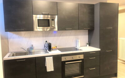 Pavia Tower 10: Countertop, Cabinetry, Køkkenvask, Bygning, Ejendom, Tap, Håndvask, Køkken, Køkken Apparat, Komfur