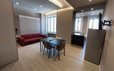 Pavia Tower 3: Couch, Ejendom, Bord, Møbel, Komfort, Bygning, Træ, Television, Indretning, Stue