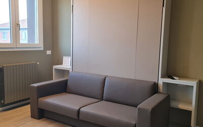 Pavia Tower 8: Couch, Vindue, Træ, Komfort, Gulvbelægning, Bygning, Etage, Stue, Rektangel