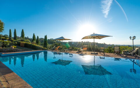 Villa i Colli: Vand, Himmel, Plante, Ejendom, Svømmepøl, Azure, Træ, Belysning, Udendørs Møbler, Arecales