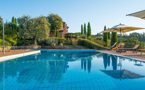 Villa i Colli: Vand, Plante, Himmel, Ejendom, Svømmepøl, Azure, Træ, Bygning, Udendørs Møbler, Fritid