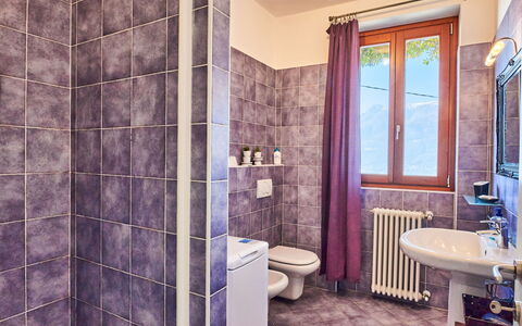 Bellano 16: Ejendom, Purple, Badeværelse, Håndvask, Blå, Sanitærarmatur, Træ, Indretning, Bygning