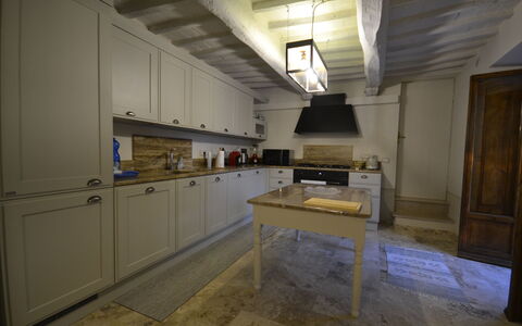 Villa Torreone: Cabinetry, Træ, Køkken, Gulvbelægning, Etage, Hus, Countertop, Bygning, Hårdttræ, Dør