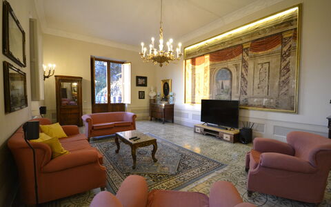 Villa Torreone: Billedramme, Møbel, Ejendom, Indretning, Komfort, Arkitektur, Gulvbelægning, Stue, Etage, Træ