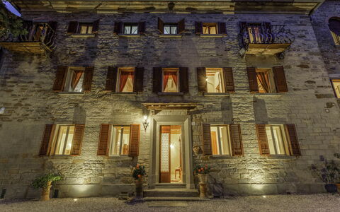 Villa Torreone: Vindue, Bygning, Dør, Facade, Symmetry, City, Middelalderlig Arkitektur, Arch, Træ