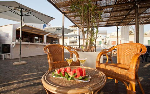 Baraka Apartments: Møbel, Ejendom, Bord, Plante, Stol, Udendørs Møbler, Arkitektur, Indretning, Træ, Gulvbelægning