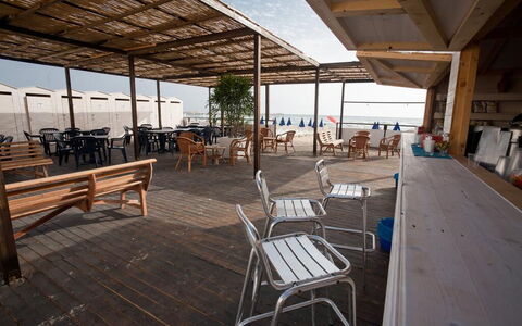 Baraka Apartments: Ejendom, Himmel, Træ, Skygge, Indretning, Stol, Etage, Udendørs Møbler, Gulvbelægning, Fritid