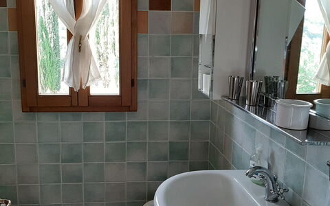Casa Mulinello: Tap, Sanitærarmatur, Spejl, Ejendom, Håndvask, Badeværelsesvask, Badeværelse, Træ, Bygning, Vindue