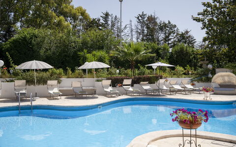 Villa Sole Martina Franca: Svømmepøl, Udendørs Møbler, Møbel, Paraply, Udvej, Liggestol, Stol, Eco Hotel, Fritid, Skygge