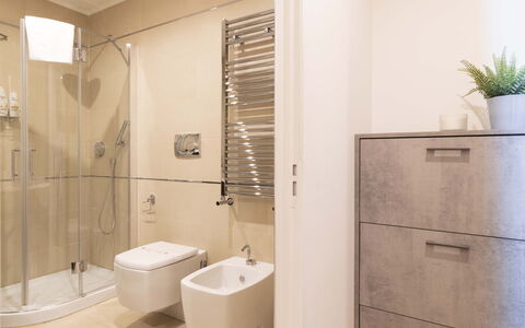 Florence Suite Apartment: Sanitærarmatur, Håndvask, Badeværelse, Belysning, Brusehoved, Indretning, Tap, Gulvbelægning, Etage