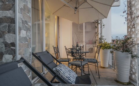 Florence Suite Apartment: Bord, Møbel, Ejendom, Bygning, Stol, Blomsterkrukke, Plante, Skygge, Hus, Træ